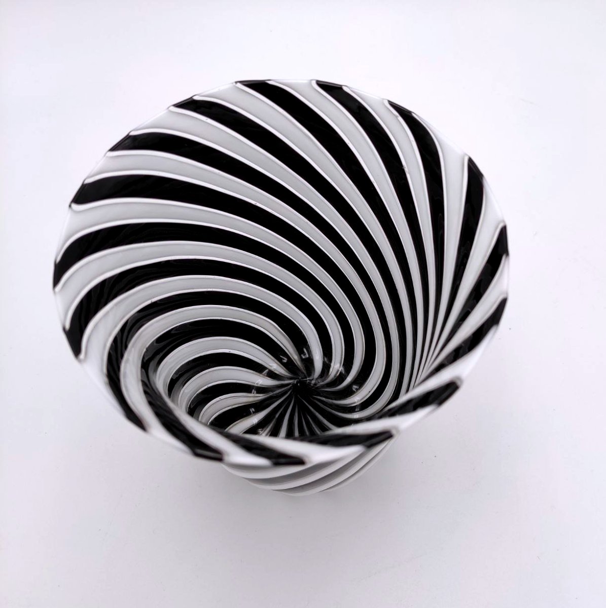 DINO MARTENS PER AURELIANO TOSO, VASO A CANNE BIANCO/NERO -photo-3