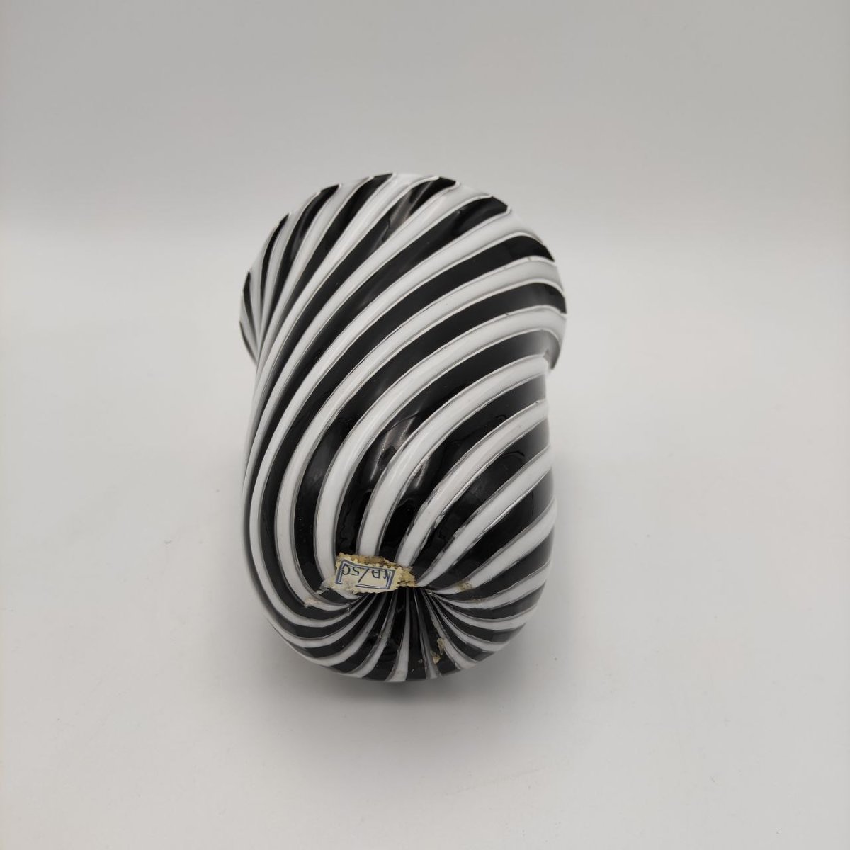 DINO MARTENS PER AURELIANO TOSO, VASO A CANNE BIANCO/NERO -photo-1