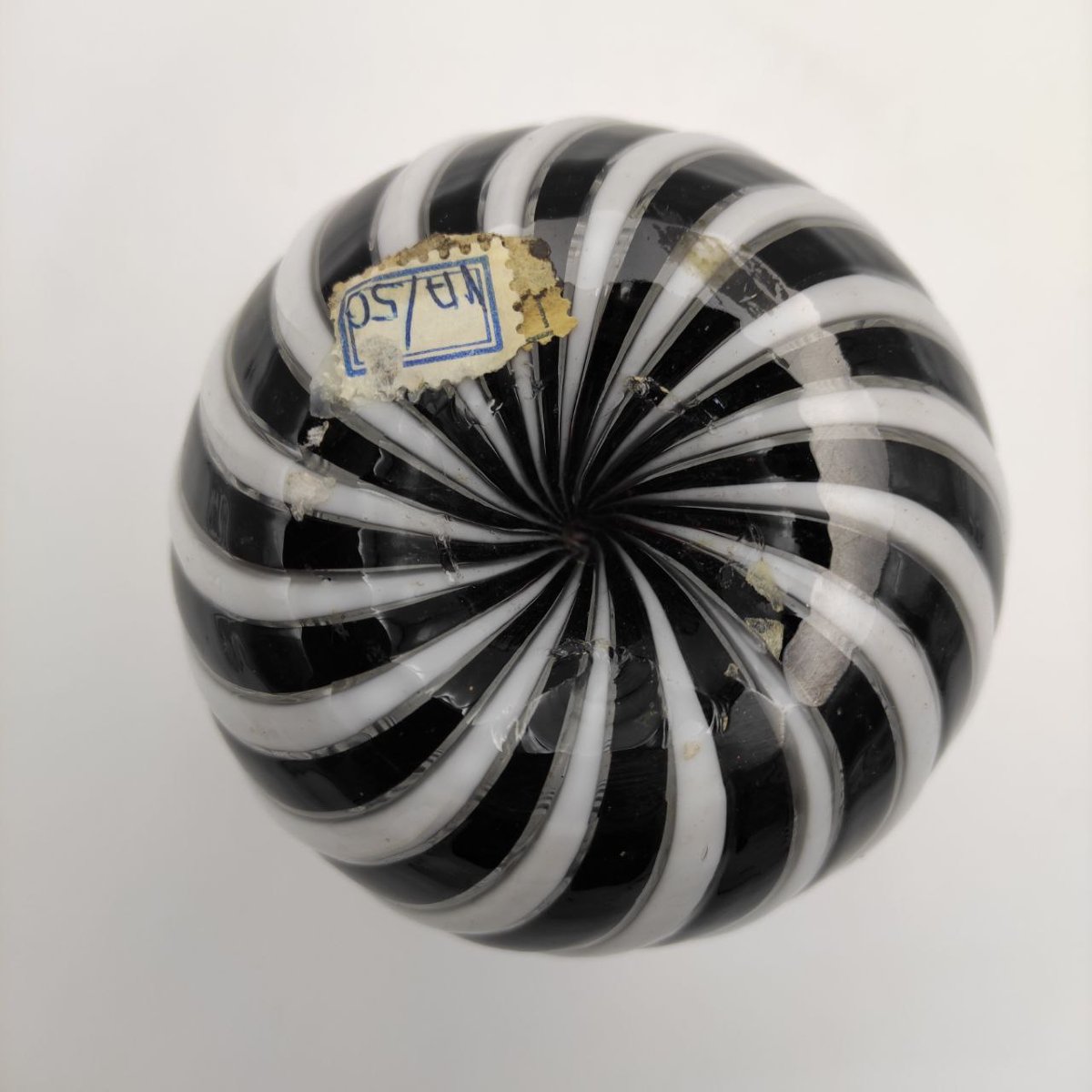 DINO MARTENS PER AURELIANO TOSO, VASO A CANNE BIANCO/NERO -photo-2