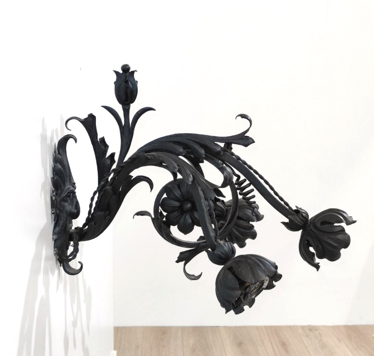 LAMPADA DA PARETE IN FERRO BATTUTO, ITALIA INIZI '900