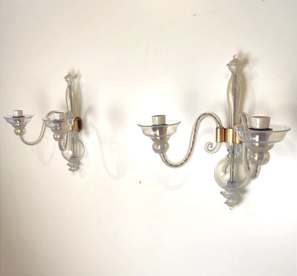 COPPIA APPLIQUES SEGUSO (ATTR.) IN VETRO OPALINO, ANNI '50