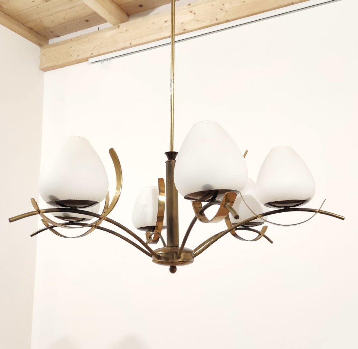 LAMPADARIO 6 LUCI VETRO SATINATO E OTTONE, ITALIA ANNI '50-photo-1