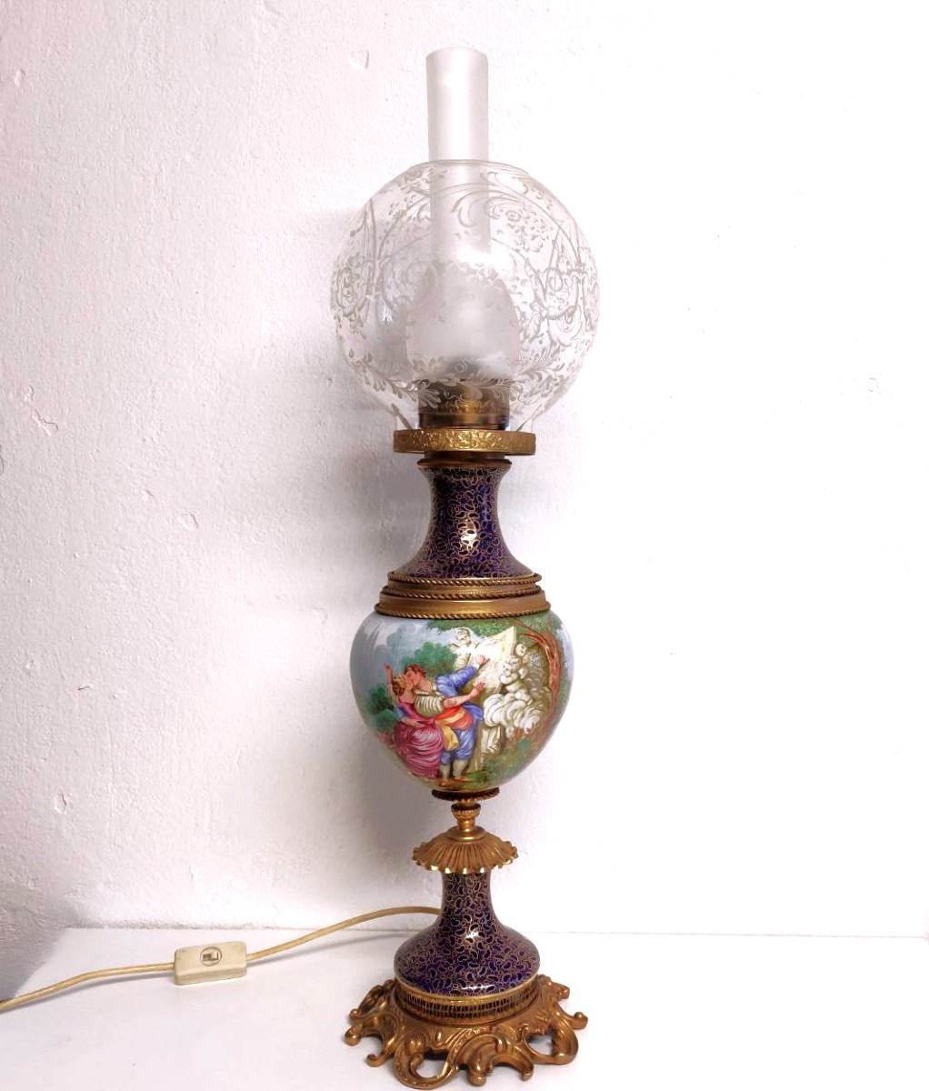 SEVRES, LAMPADA IN CERAMICA DIPINTA  A MANO CON SCENA GALANTE 