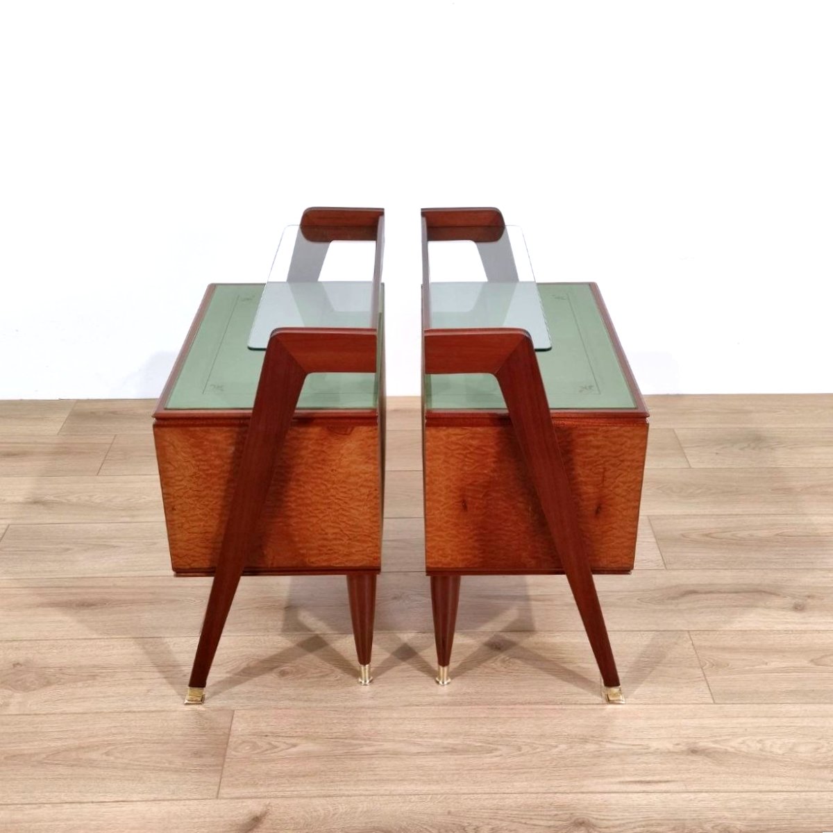 Coppia di comodini in mogano, ottone e vetro, Italia anni '50-photo-4