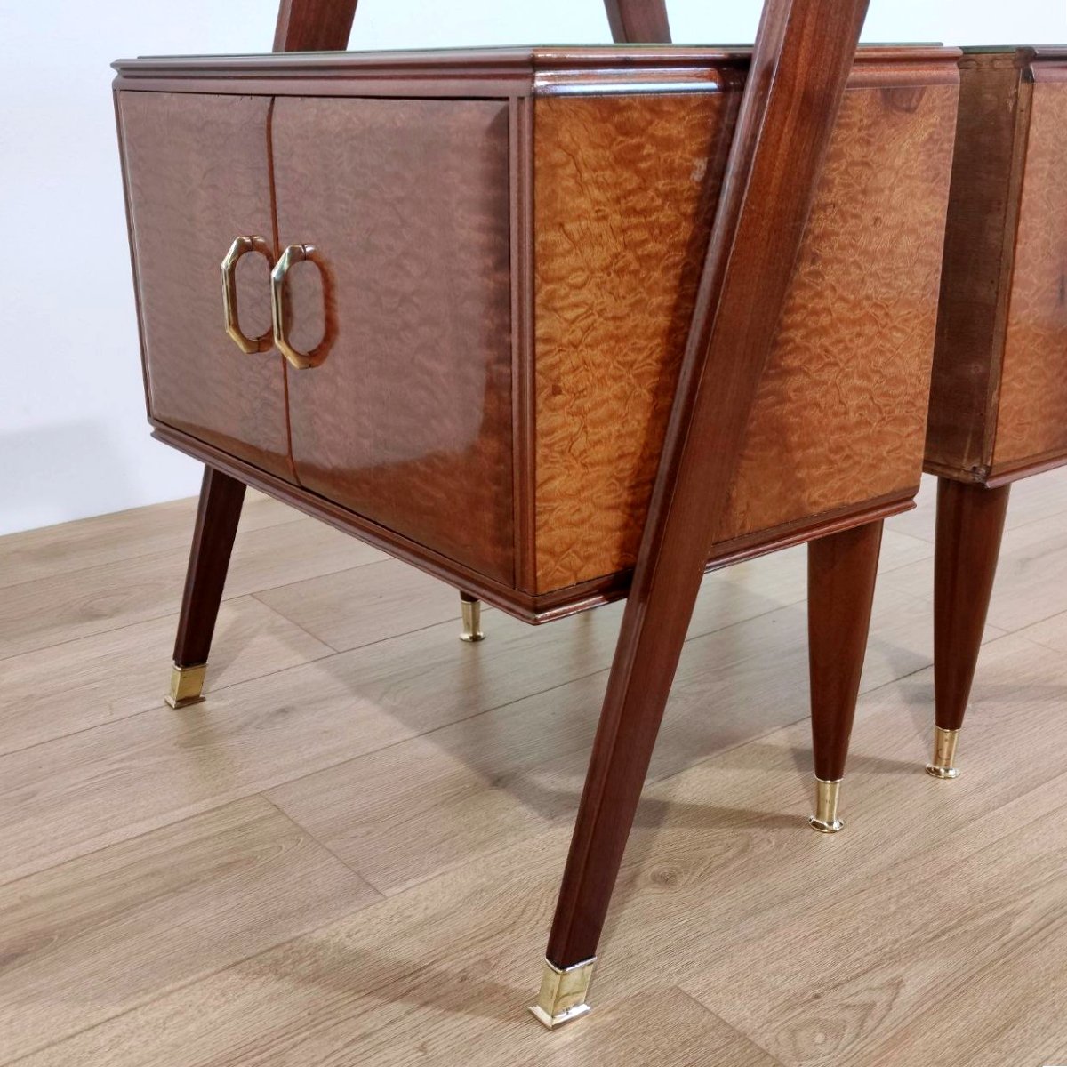 Coppia di comodini in mogano, ottone e vetro, Italia anni '50-photo-1