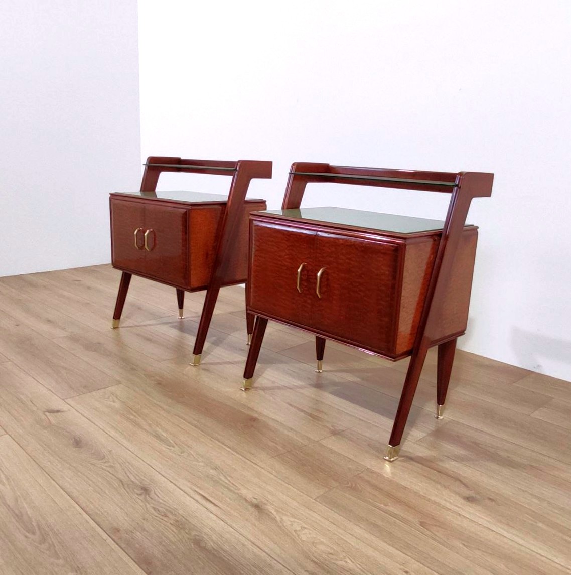 Coppia di comodini in mogano, ottone e vetro, Italia anni '50