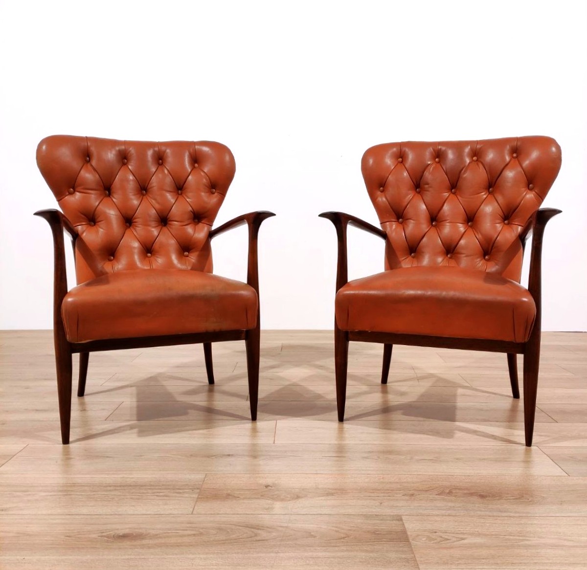 COPPIA DI POLTRONE IN LEGNO E PELLE, PAOLO BUFFA  (attrib.) ANNI '50