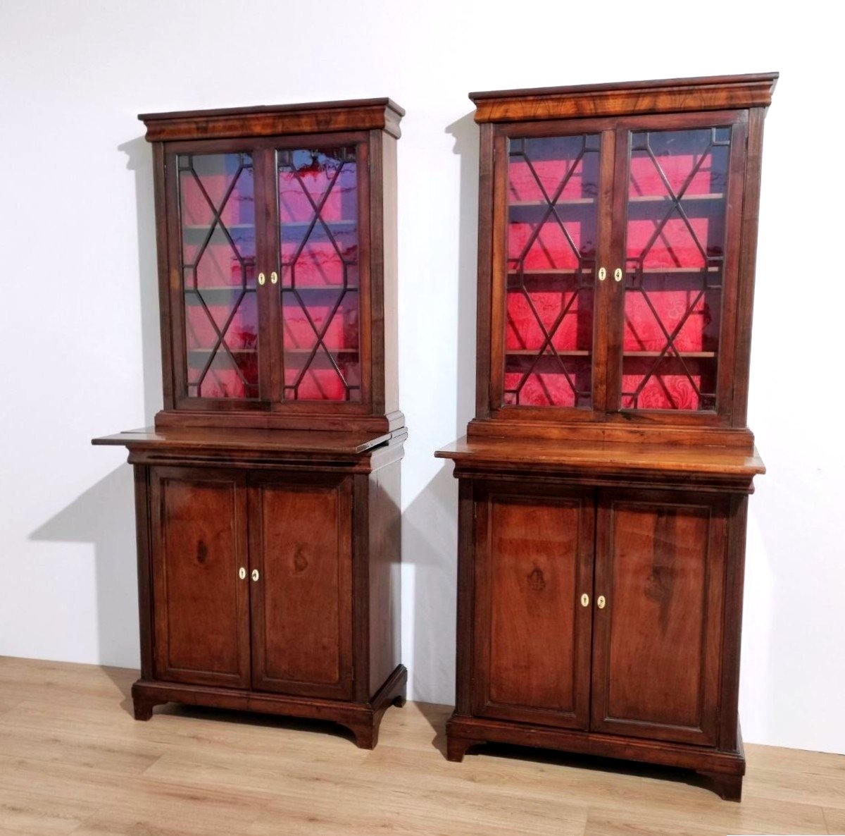 COPPIA PICCOLE LIBRERIE IN NOCE CON  PIANETTO A TIRO, ITALIA XIX sec.-photo-2