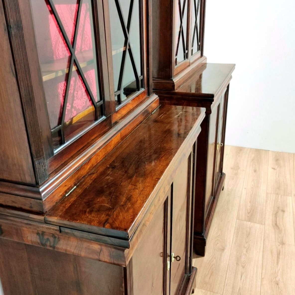 COPPIA PICCOLE LIBRERIE IN NOCE CON  PIANETTO A TIRO, ITALIA XIX sec.-photo-1