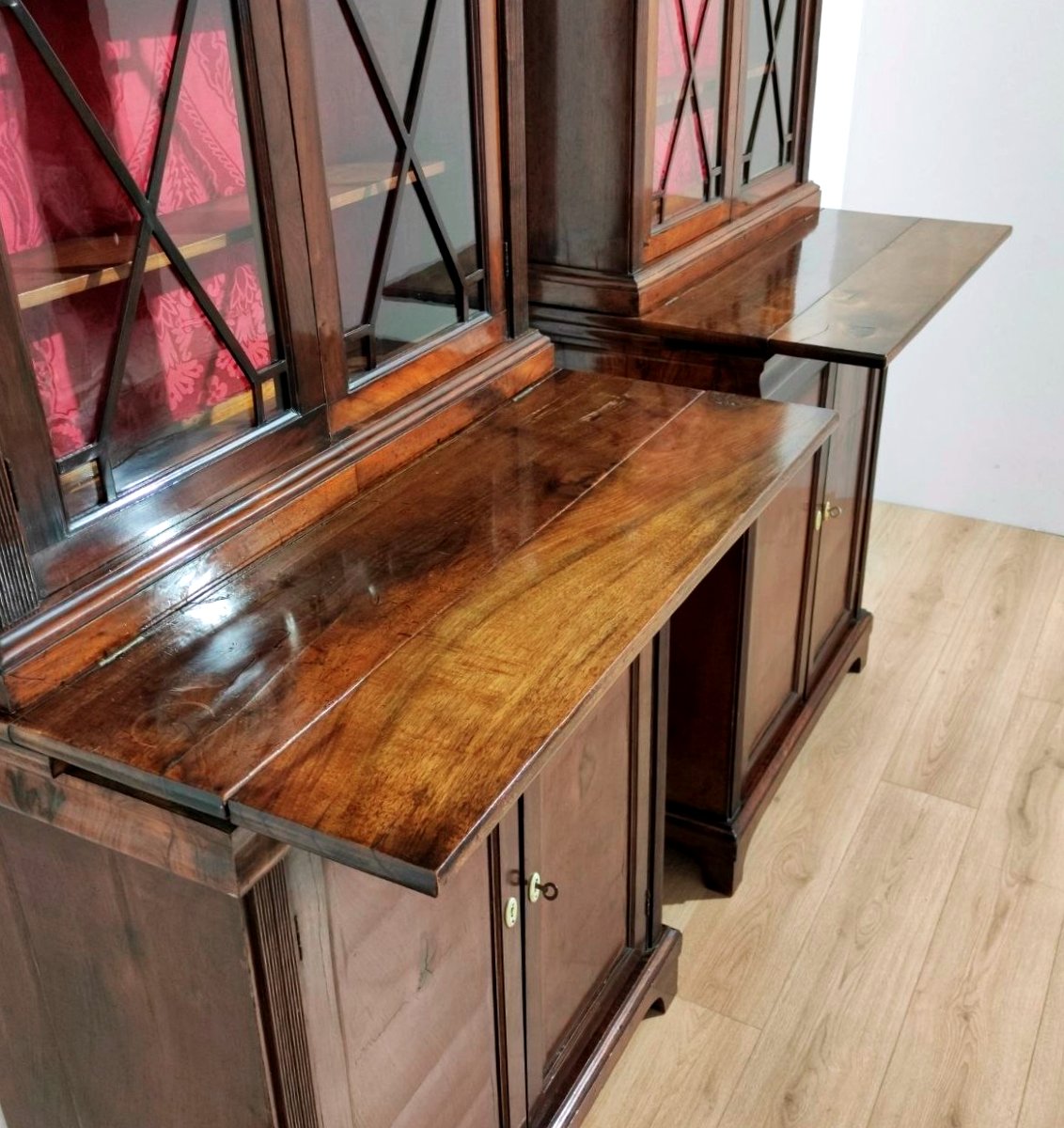 COPPIA PICCOLE LIBRERIE IN NOCE CON  PIANETTO A TIRO, ITALIA XIX sec.-photo-2