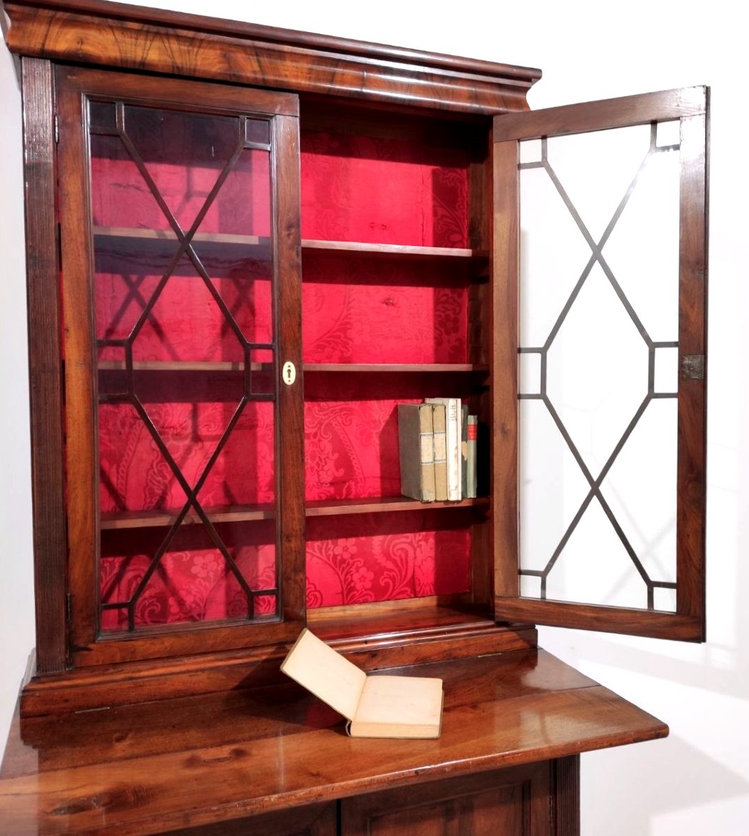 COPPIA PICCOLE LIBRERIE IN NOCE CON  PIANETTO A TIRO, ITALIA XIX sec.-photo-3