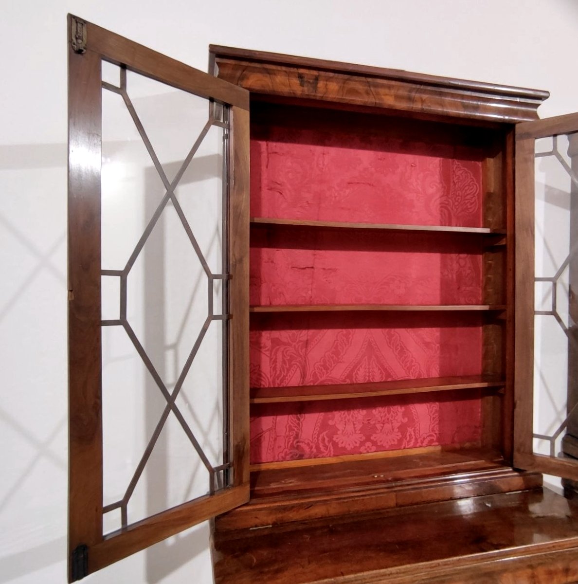 COPPIA PICCOLE LIBRERIE IN NOCE CON  PIANETTO A TIRO, ITALIA XIX sec.-photo-4