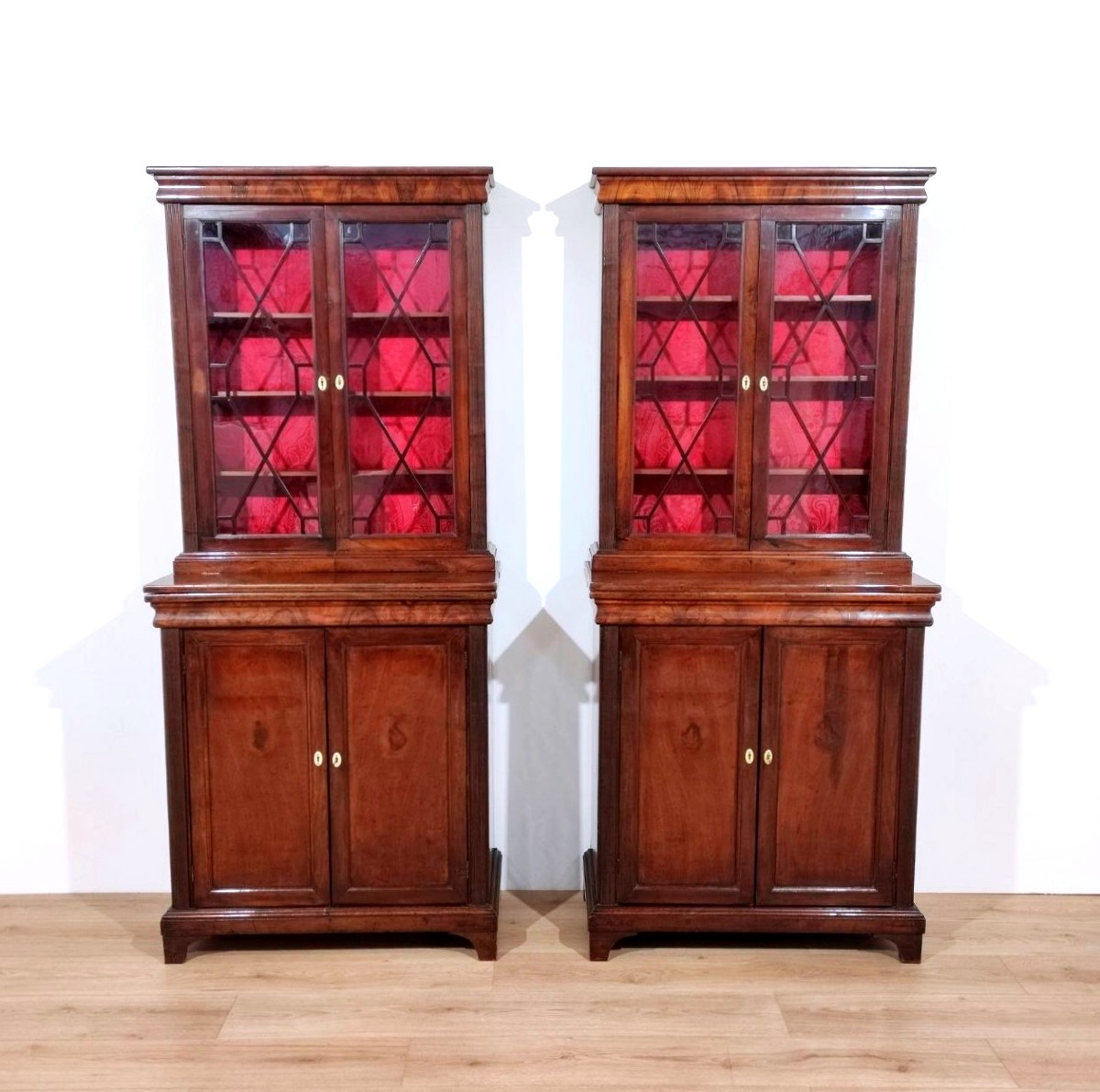 COPPIA PICCOLE LIBRERIE IN NOCE CON  PIANETTO A TIRO, ITALIA XIX sec.