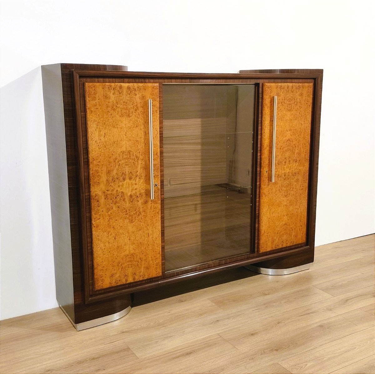 CREDENZA ALTA 'RAZIONALISTA' IN LEGNO E VETRO, ANNI '40/'50
