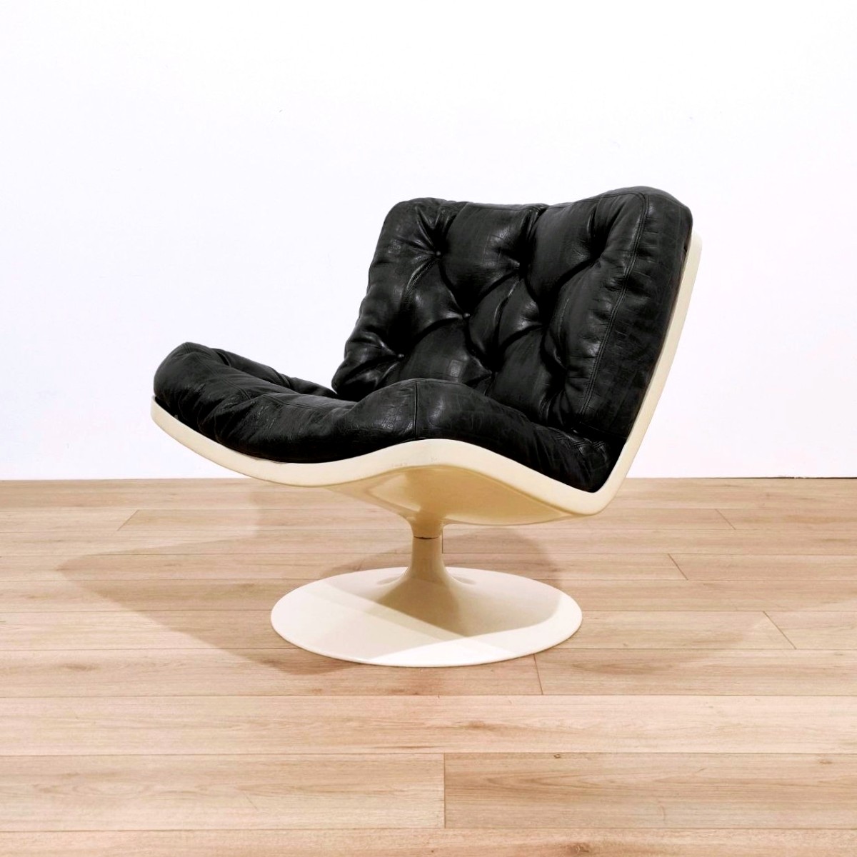 SEDIA GIREVOLE CON CUSCINI IN PELLE, PLAY 'IVM' ANNI '60