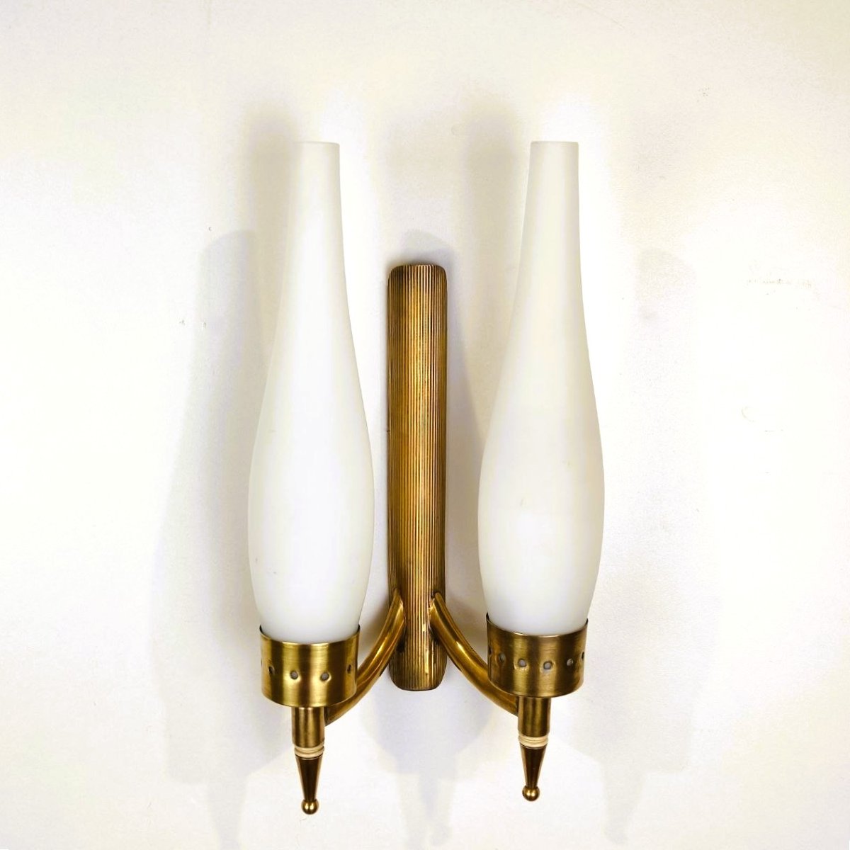 COPPIA DI APPLIQUES A DOPPIA LUCE, OTTONE E VETRO SATINATO ANNI '50-photo-4