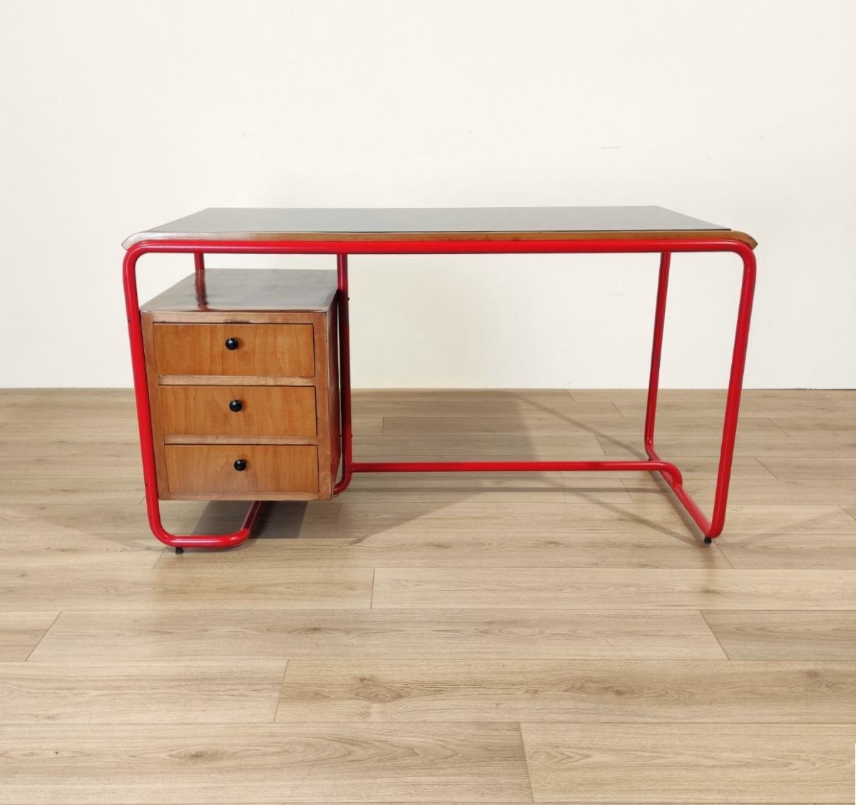 SCRIVANIA STILE BAUHAUS IN TUBOLARE ROSSO, LEGNO E VETRO, ANNI '50