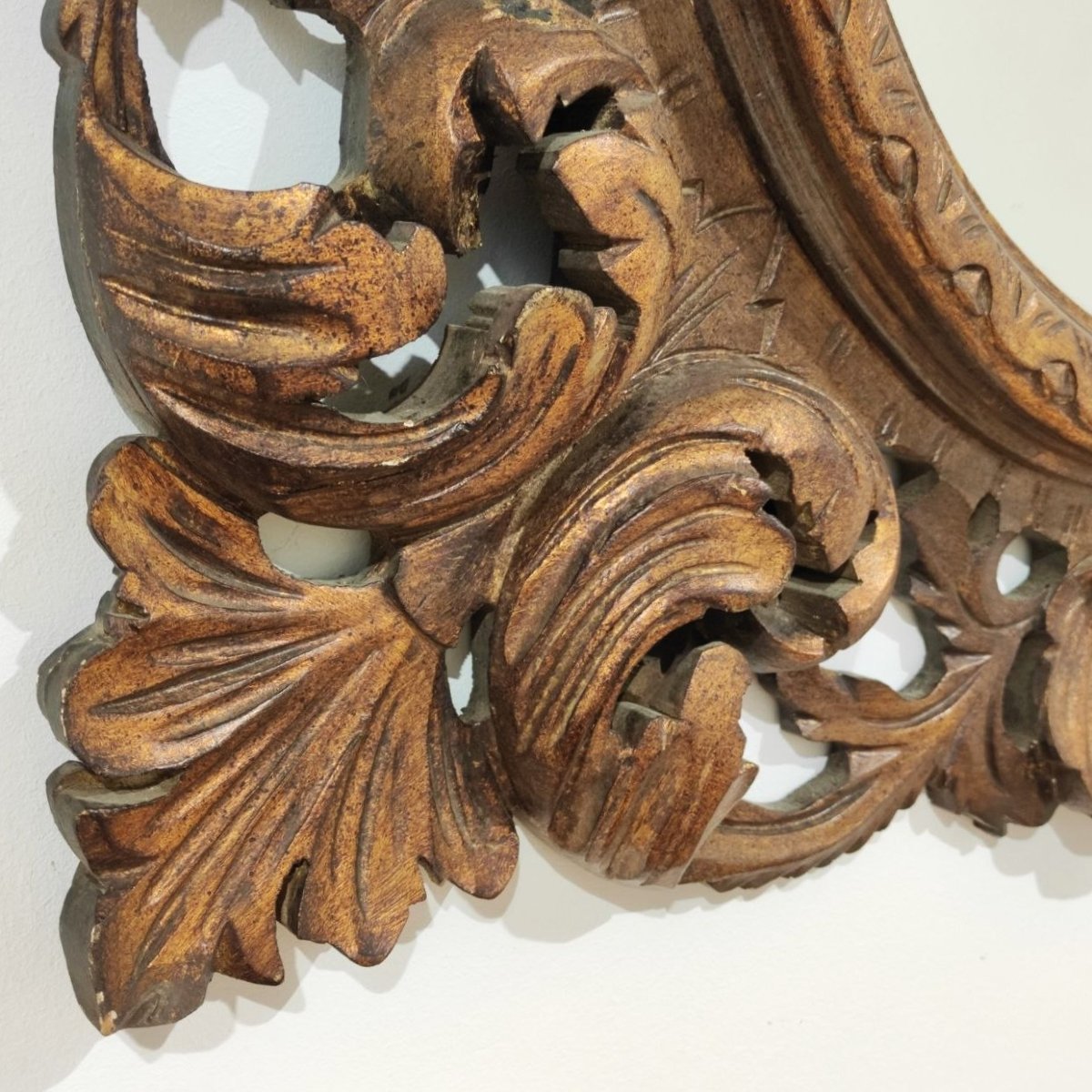 SPECCHIERA CON CORNICE IN LEGNO INTAGLIATO, ITALIA XX sec.-photo-4