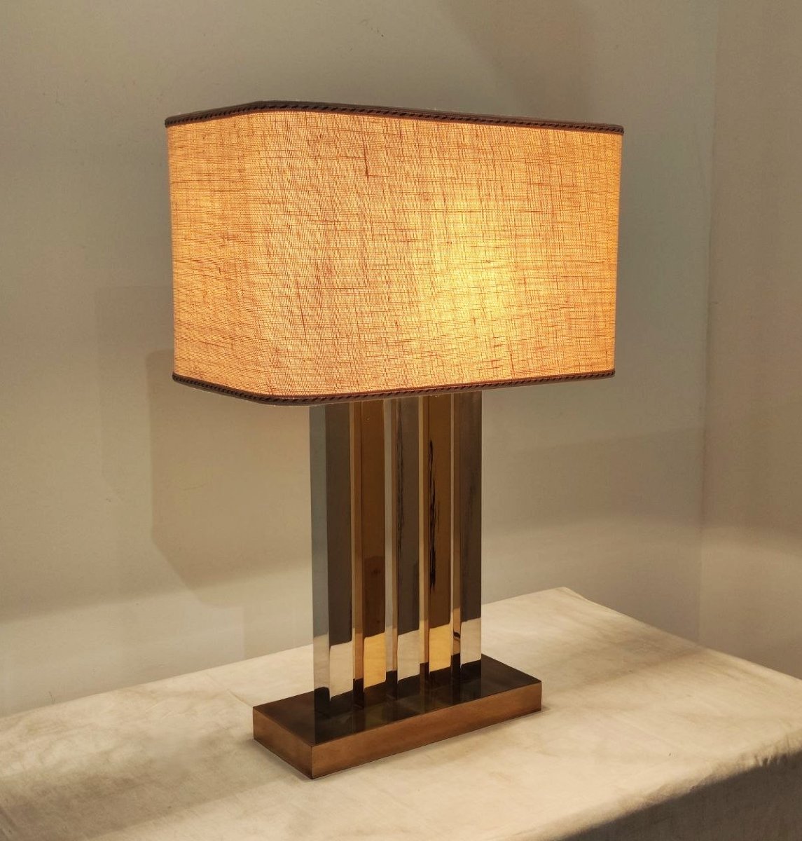 LAMPADA DA TAVOLO OTTONE E METALLO CROMATO, ITALIA ANNI '70