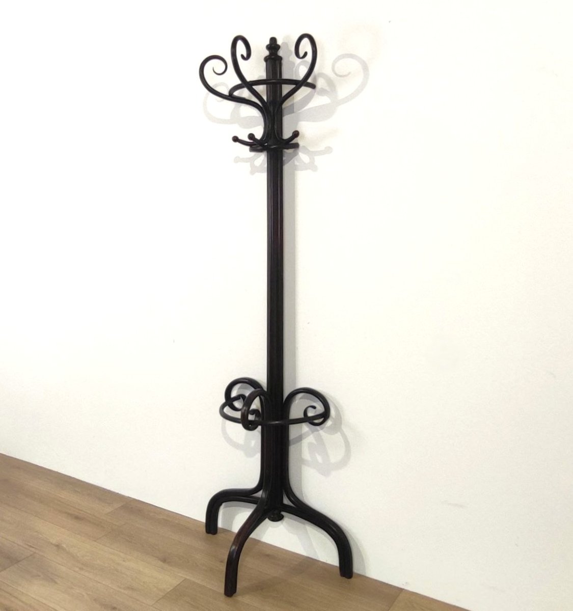 THONET, APPENDIABITI E PORTAOMBRELLI IN LEGNO CURVATO 1890 ca.