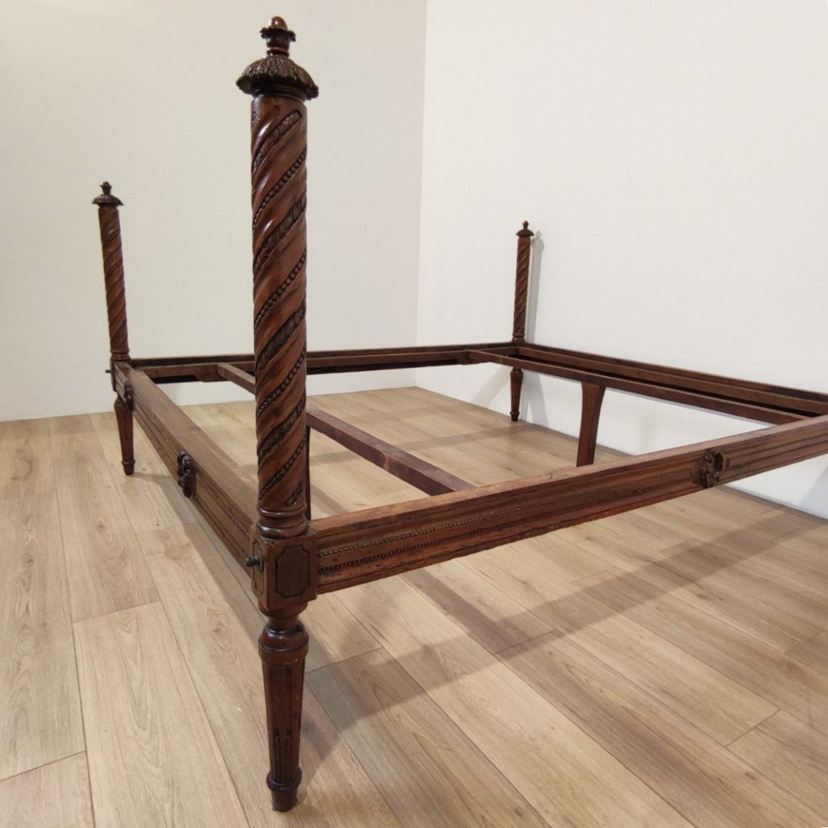 LETTO ANTICO A 4 COLONNE IN LEGNO DI NOCE INTAGLIATO, FINE XVIII sec-photo-1