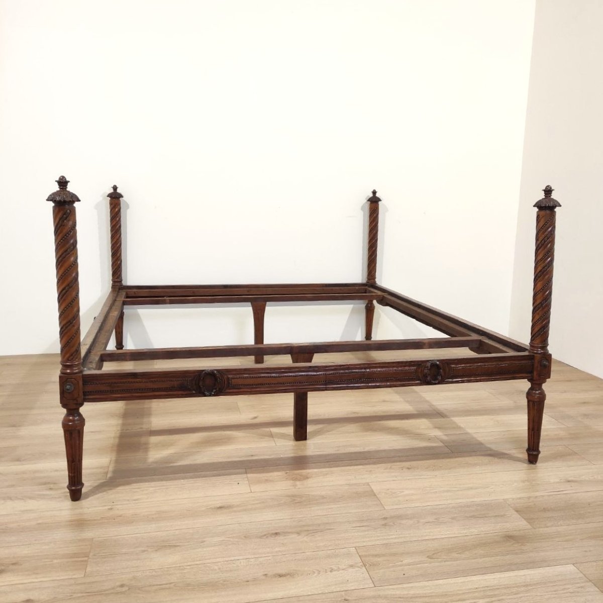LETTO ANTICO A 4 COLONNE IN LEGNO DI NOCE INTAGLIATO, FINE XVIII sec