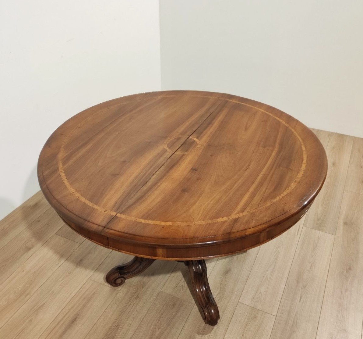 TAVOLO ROTONDO ALLUNGABILEIN NOCE INTARSIATO E INTAGLIATO, META' XIX sec.-photo-3