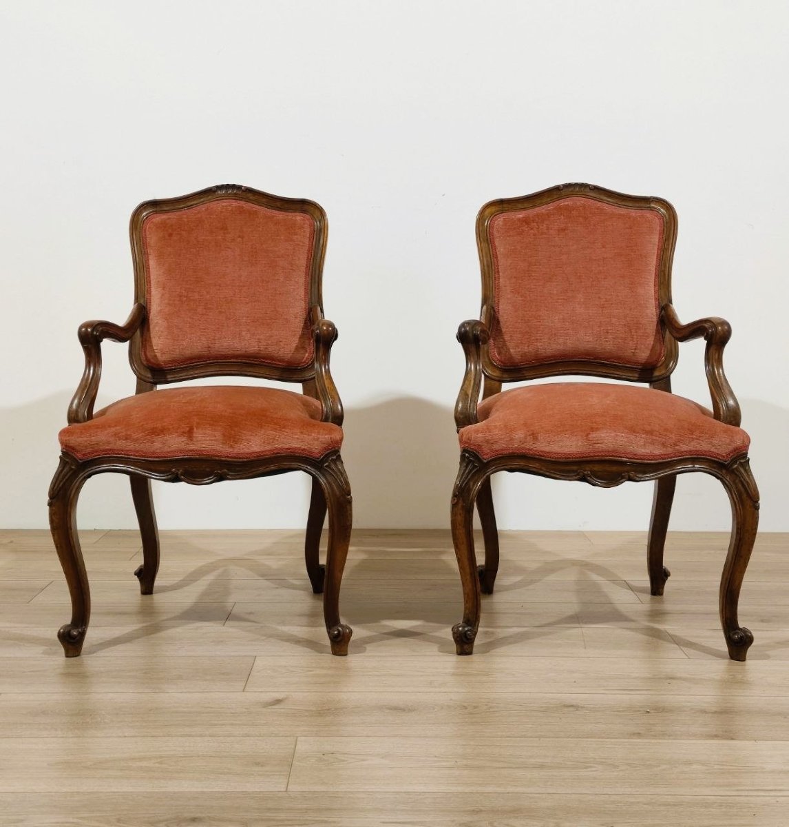 COPPIA DI POLTRONCINE IN NOCE IN STILE LUIGI XV, XIX sec