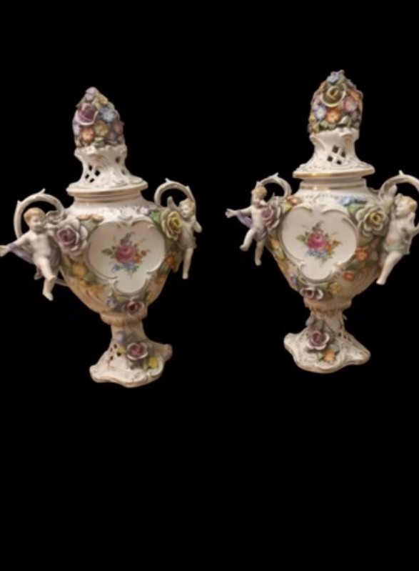 Coppia di vasi in porcellana Capodimonte