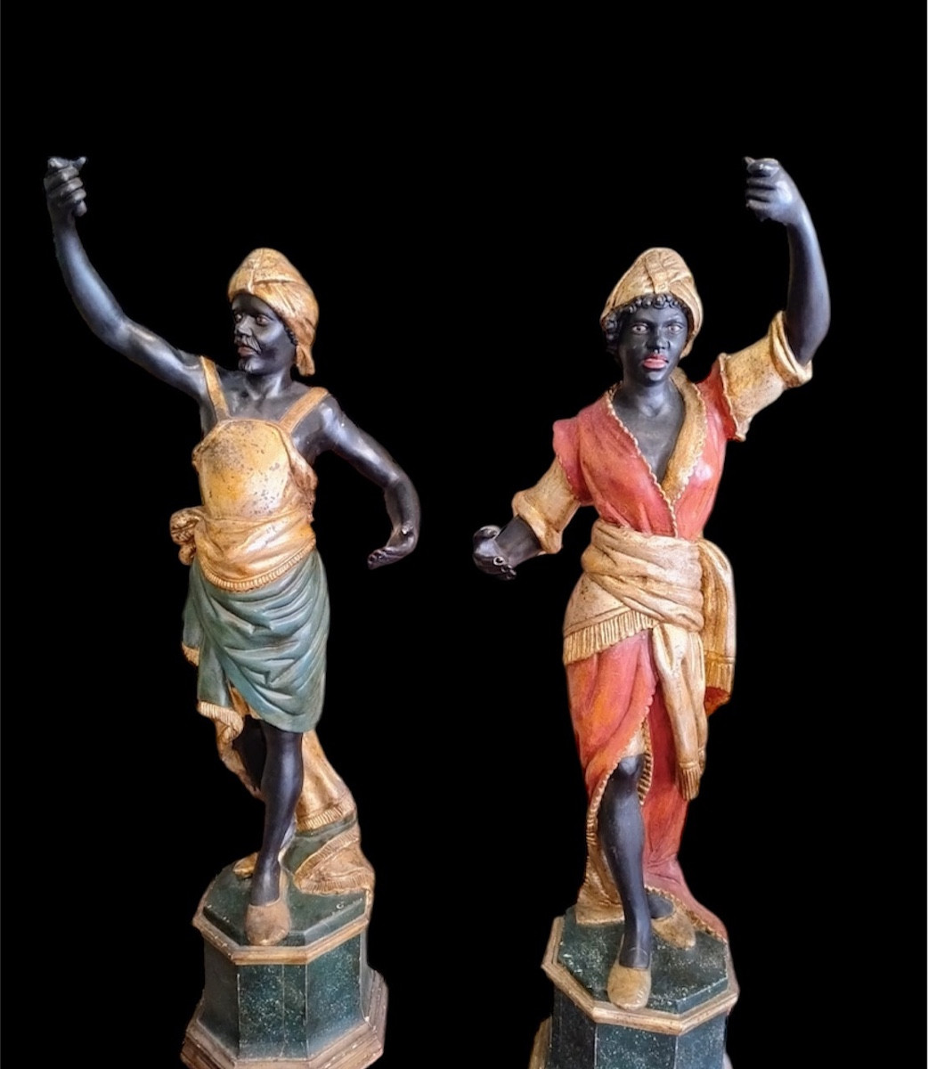 Coppia di grandi statue in legno laccato epoca fine 800
