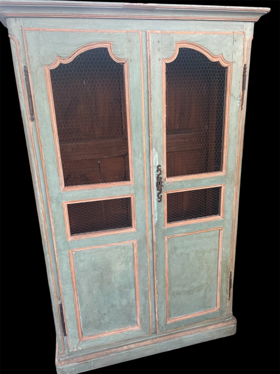 Libreria laccata con porte con griglie 