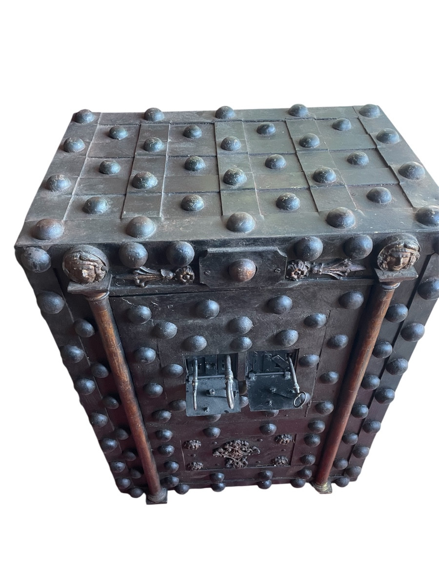 Cassaforte epoca 700 bugnata