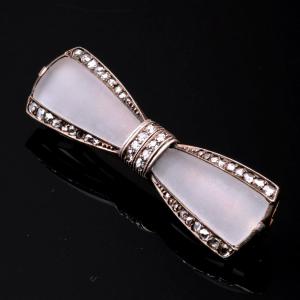 Art Deco "bow Tie" Brooch In Gold, Diamonds And Amati Crystal