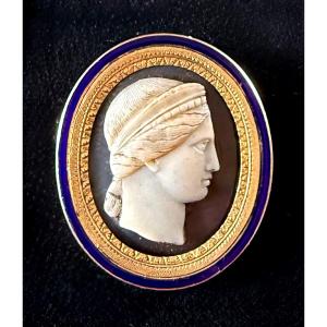 Antique Two-layered Agate Cameo, Late 18th Century (circa 1770–1790)
