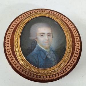 Boite Ronde En écaille Blonde Ornée D Une Miniature D Homme Entourage D Or époque Fin XVIII