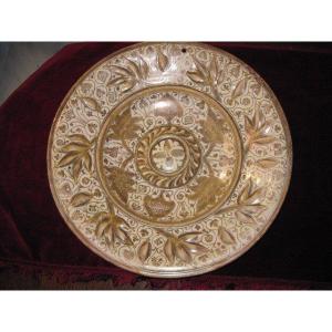 Large Moorish Hispanic Ceramic Plate With Golden Reflections From Manises. Century XVI