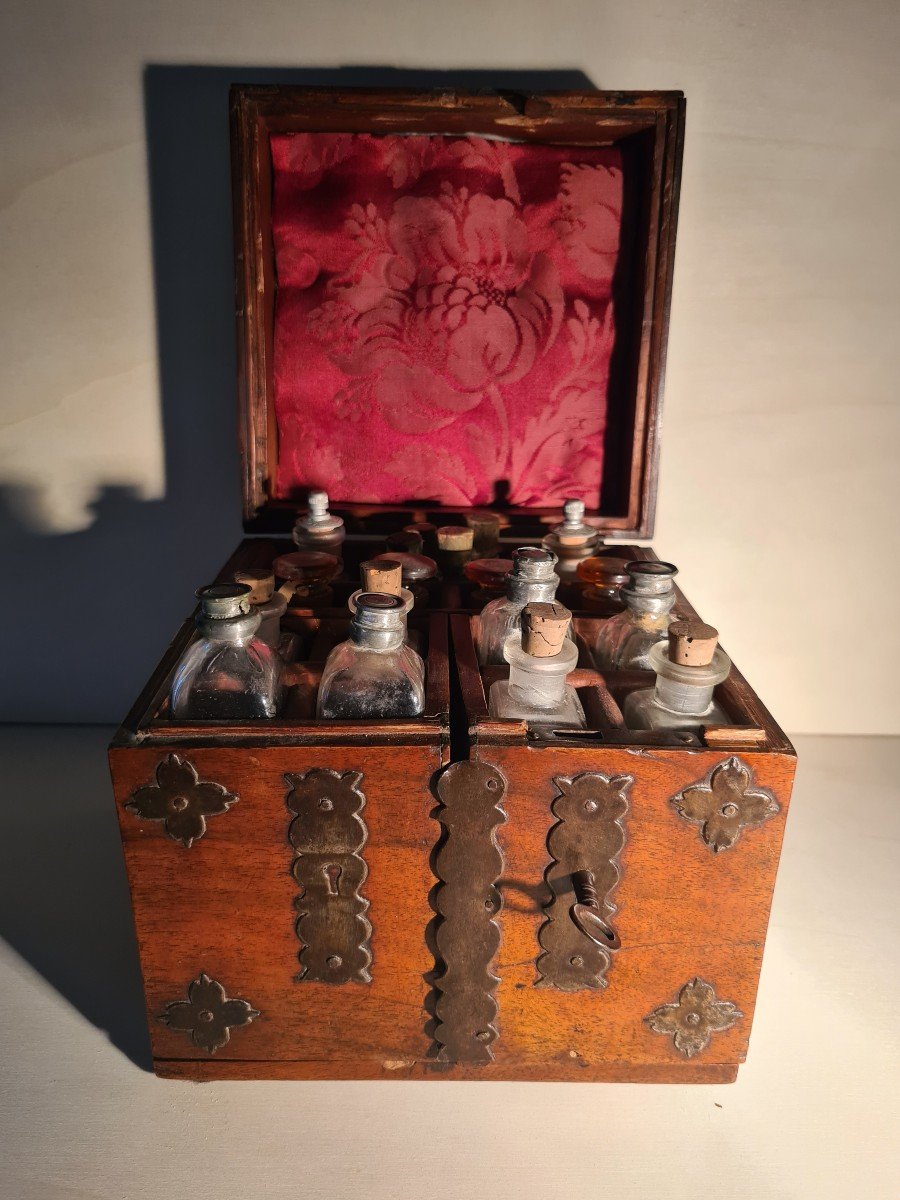 Una rara scatola da farmacia portatile in noce del XVIII secolo-photo-2