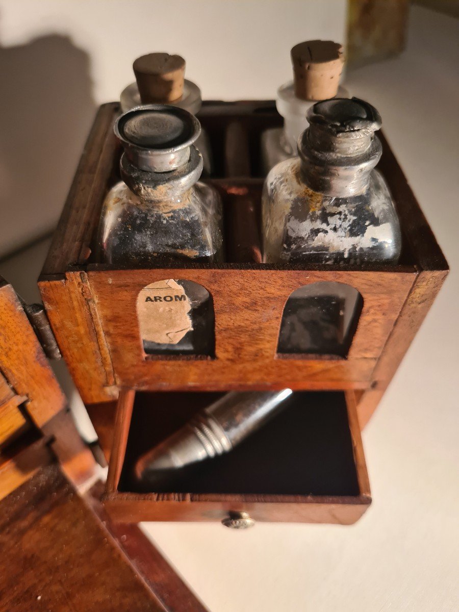 Una rara scatola da farmacia portatile in noce del XVIII secolo-photo-3