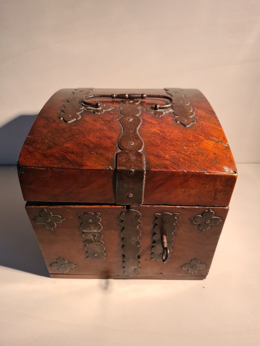 Una rara scatola da farmacia portatile in noce del XVIII secolo-photo-1