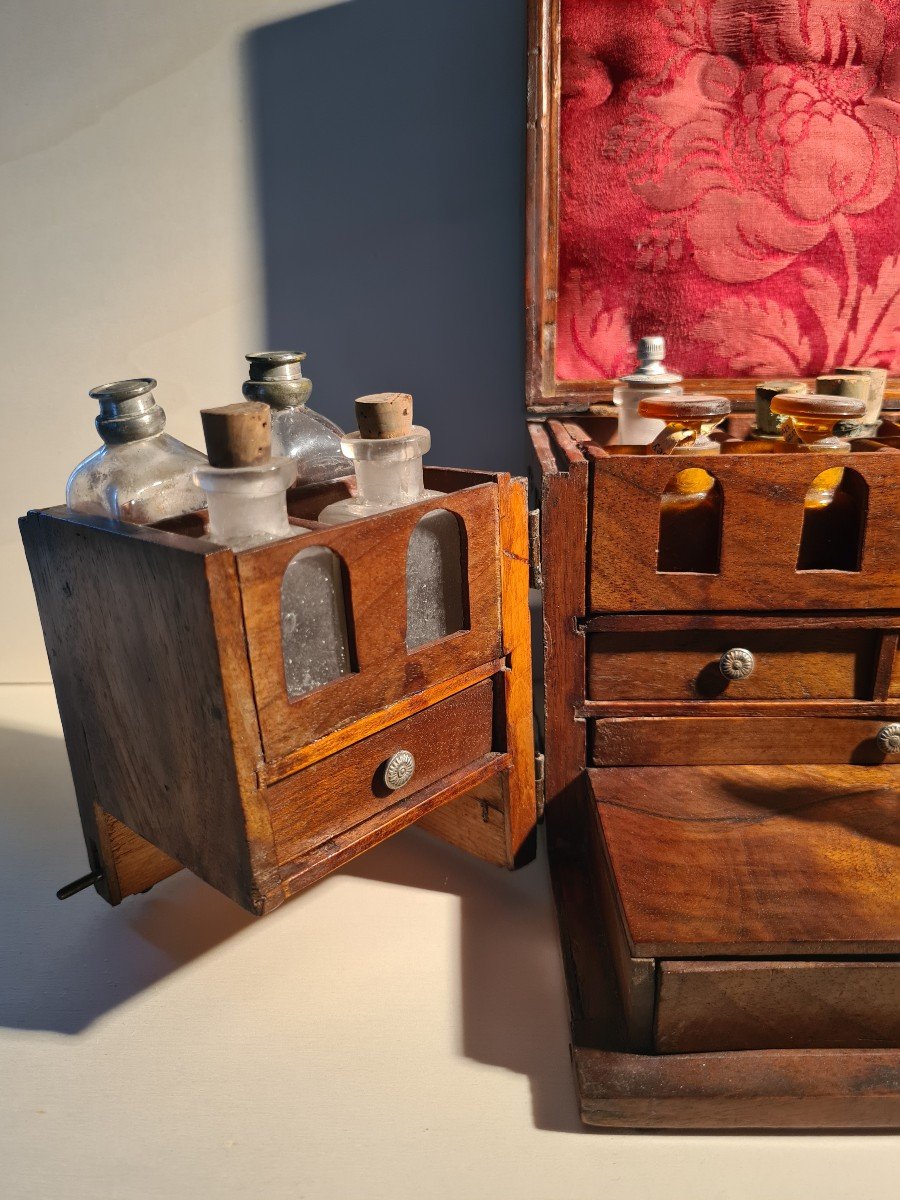 Una rara scatola da farmacia portatile in noce del XVIII secolo-photo-3
