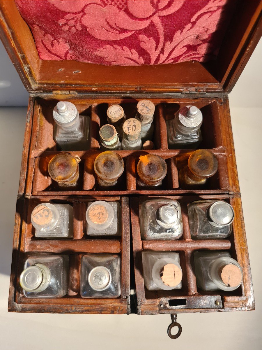 Una rara scatola da farmacia portatile in noce del XVIII secolo-photo-6
