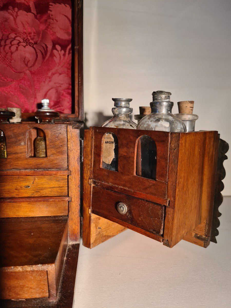 Una rara scatola da farmacia portatile in noce del XVIII secolo-photo-8