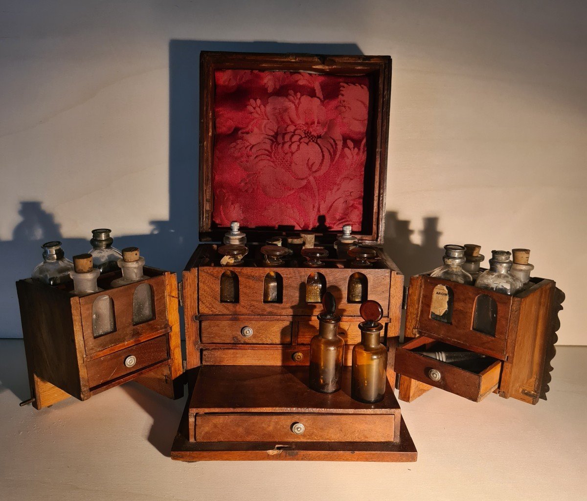 Una rara scatola da farmacia portatile in noce del XVIII secolo