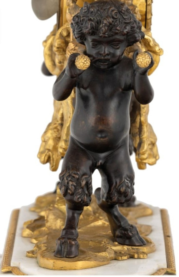 Orologio a pendolo d'appoggio in bronzo dorato e patinato, con satiri, Francia 1830 circa-photo-2