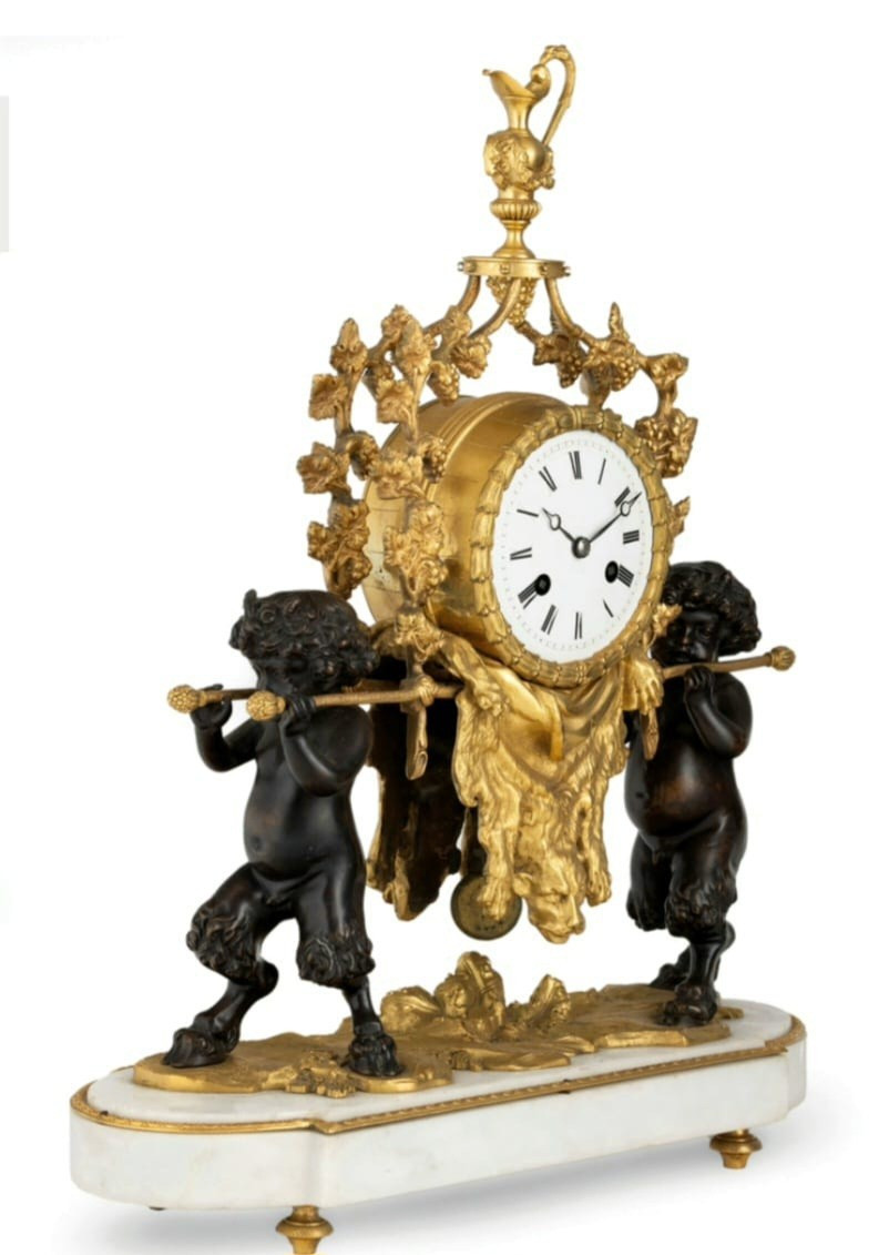 Orologio a pendolo d'appoggio in bronzo dorato e patinato, con satiri, Francia 1830 circa-photo-1