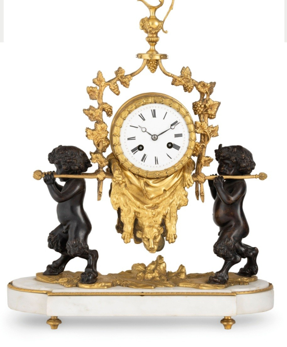Orologio a pendolo d'appoggio in bronzo dorato e patinato, con satiri, Francia 1830 circa