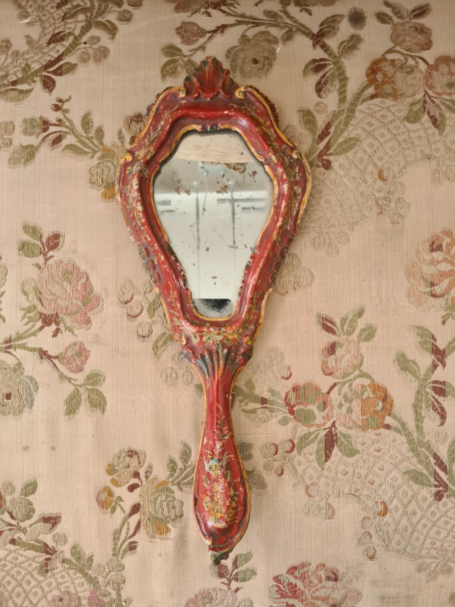 Piccolo specchio da toilette in legno laccato,  Venezia,  XVIII secolo 