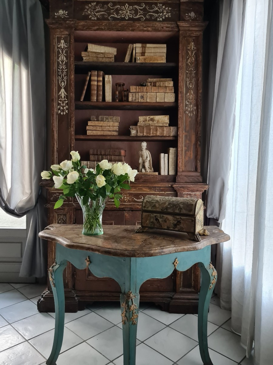Mobile libreria in legno laccato dipinto. Toscana XVIII secolo