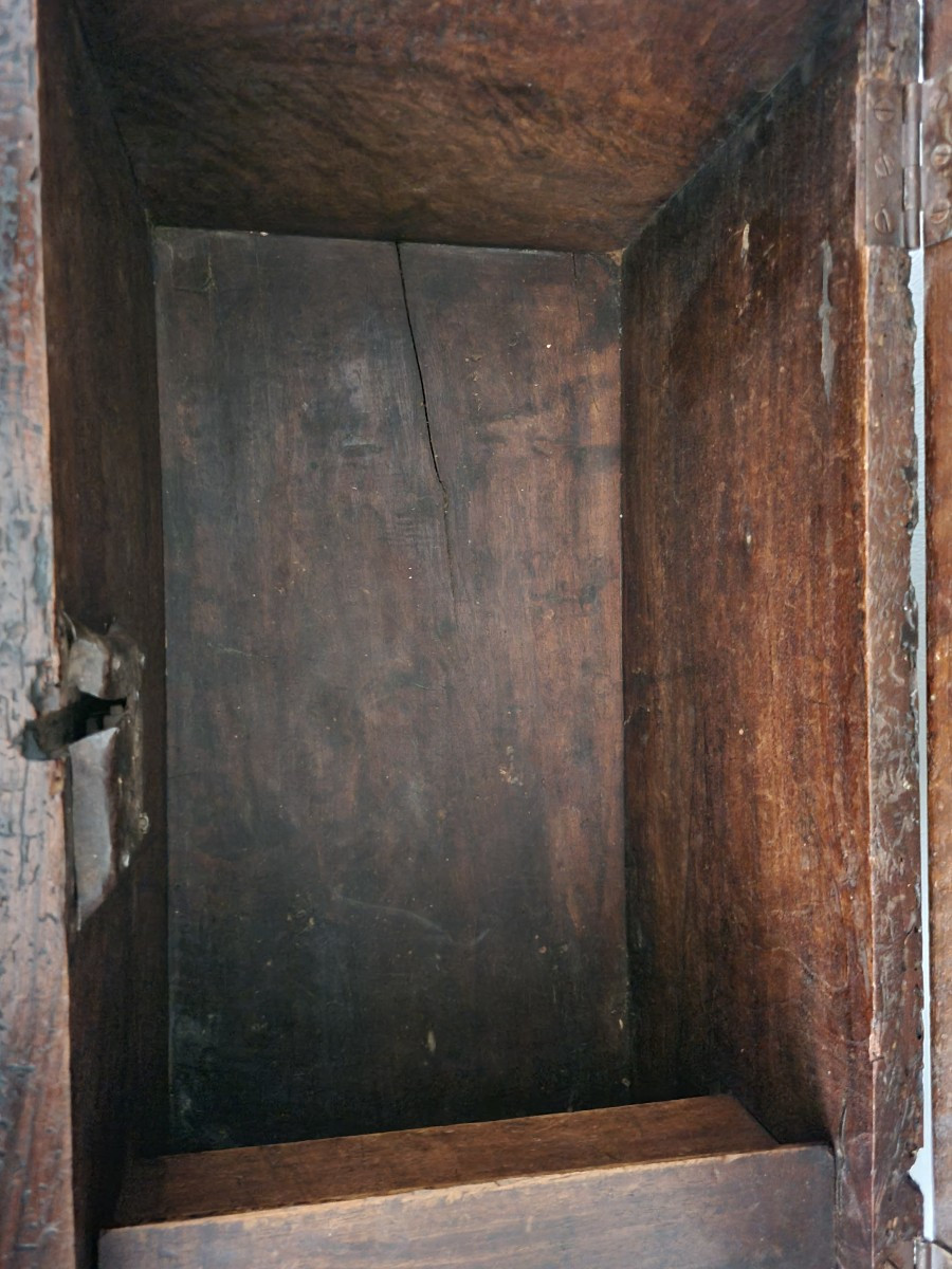 Piccola cassapanca in noce intagliato Emilia XVII secolo -photo-3