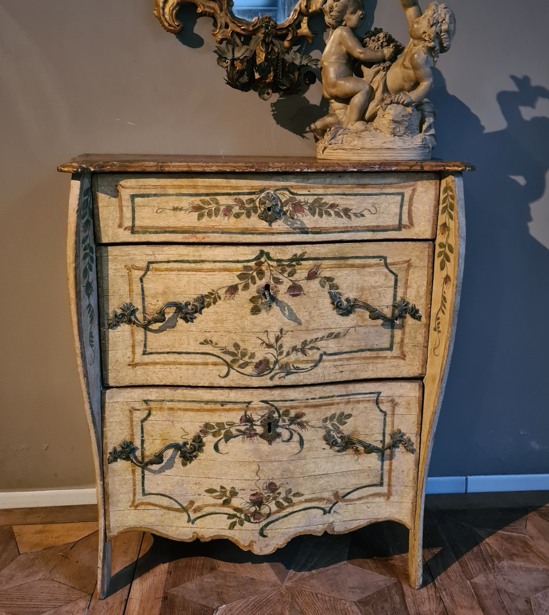 Piccolo cassettone mosso laccato Genova XVIII secolo 